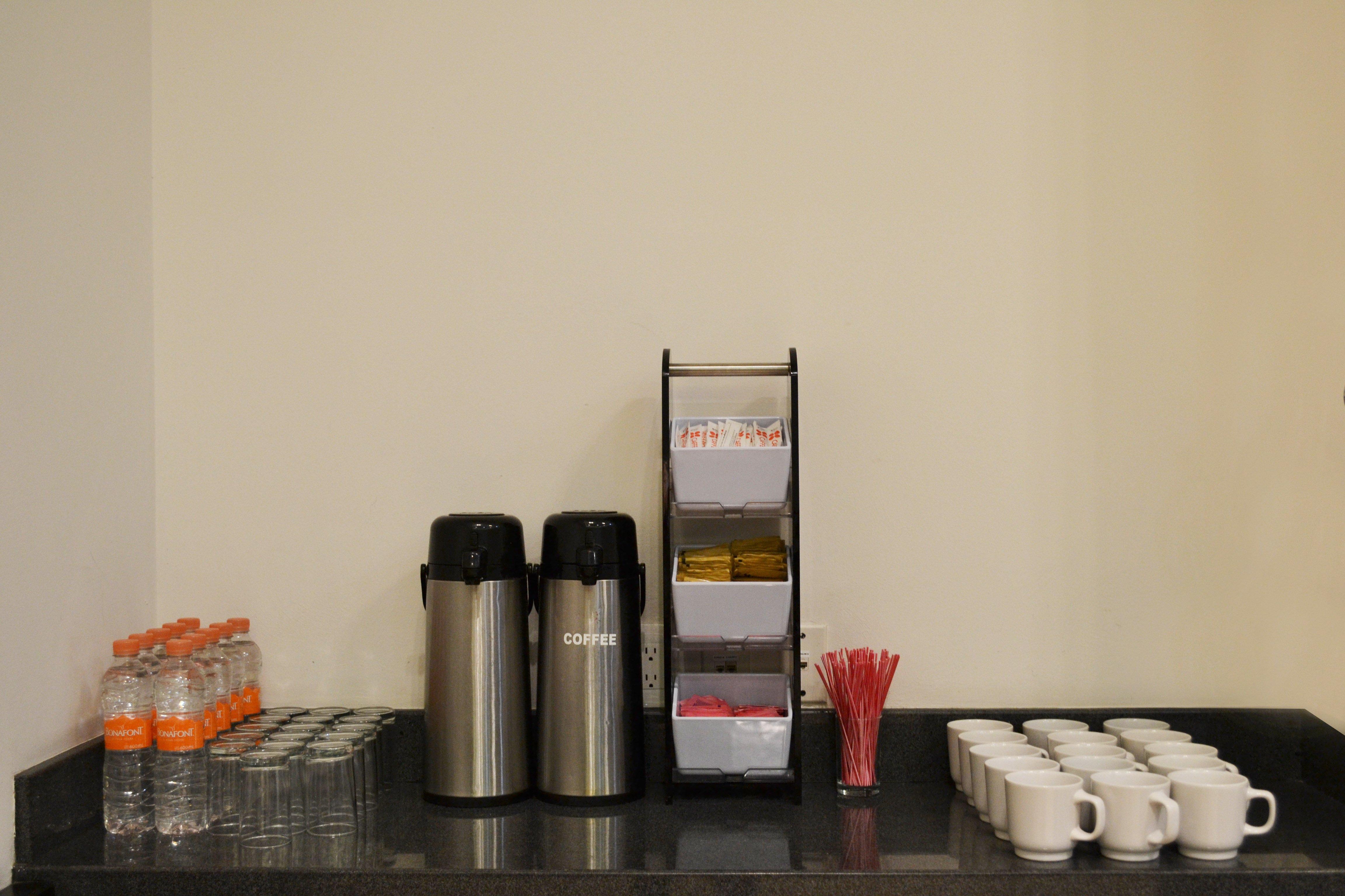 Holiday Inn Express Guaymas By Ihg Bagian luar foto Coffee station