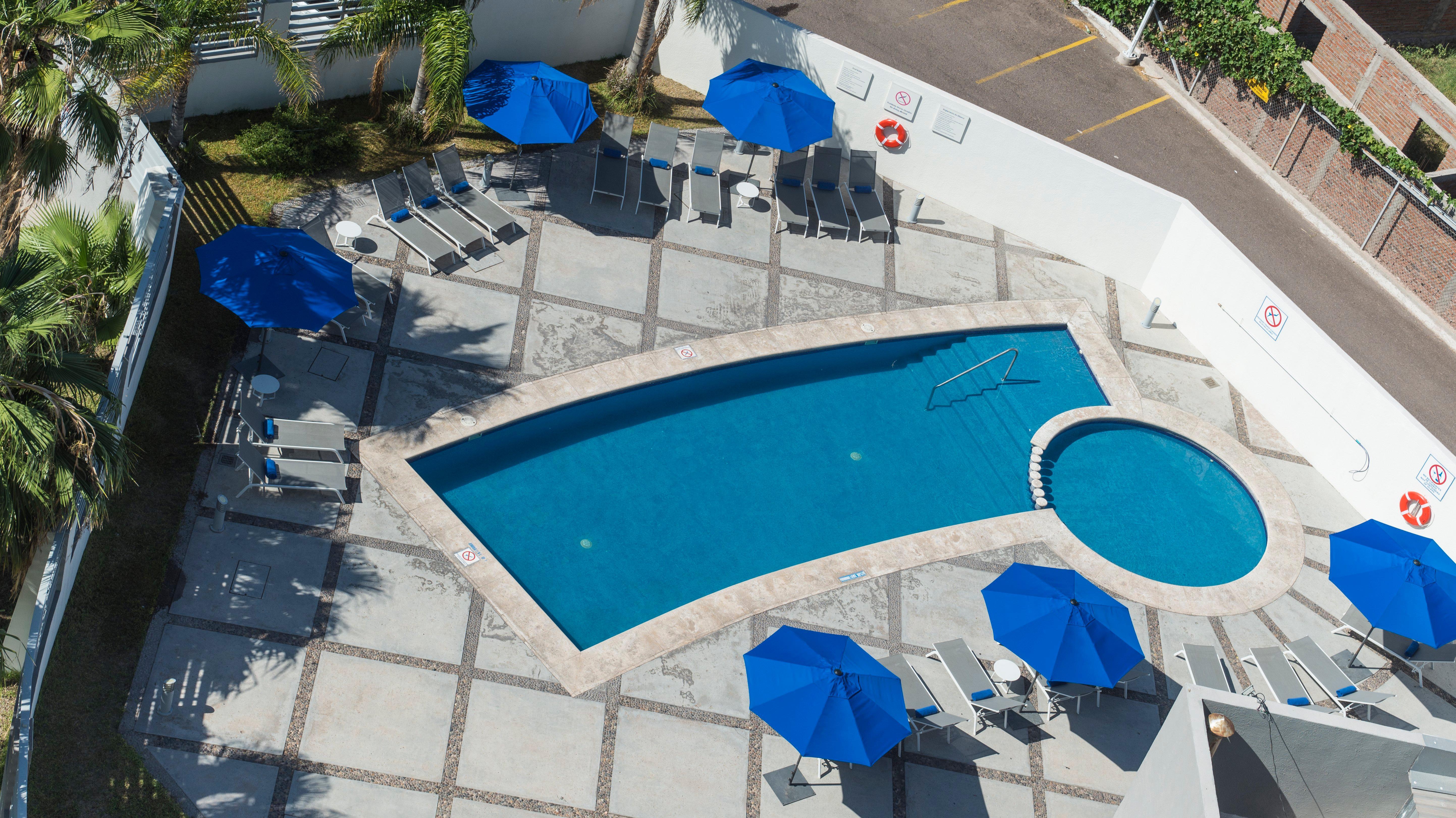 Holiday Inn Express Guaymas By Ihg Bagian luar foto Aerial view of the pool at the hotel