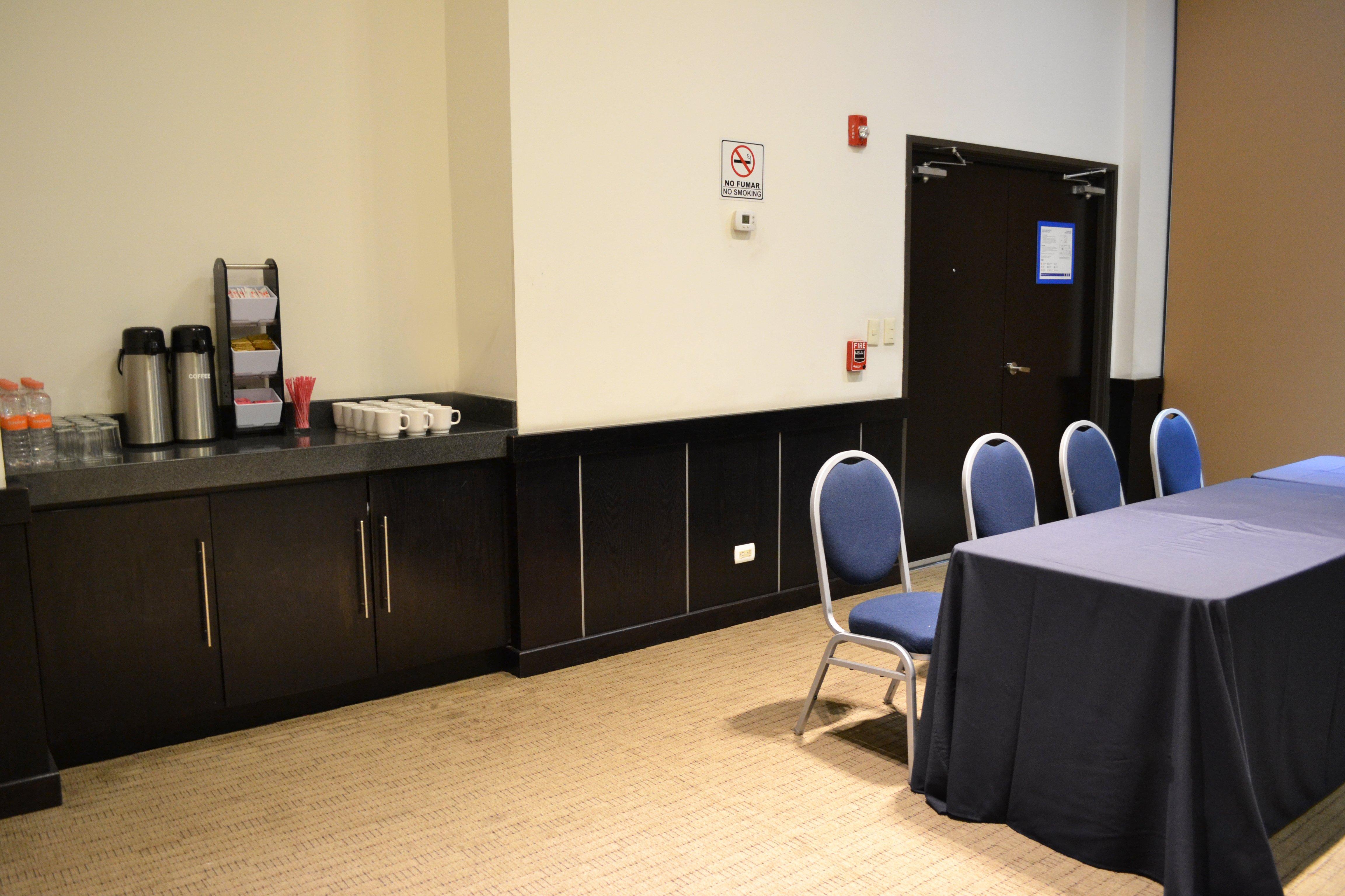 Holiday Inn Express Guaymas By Ihg Bagian luar foto A typical break room