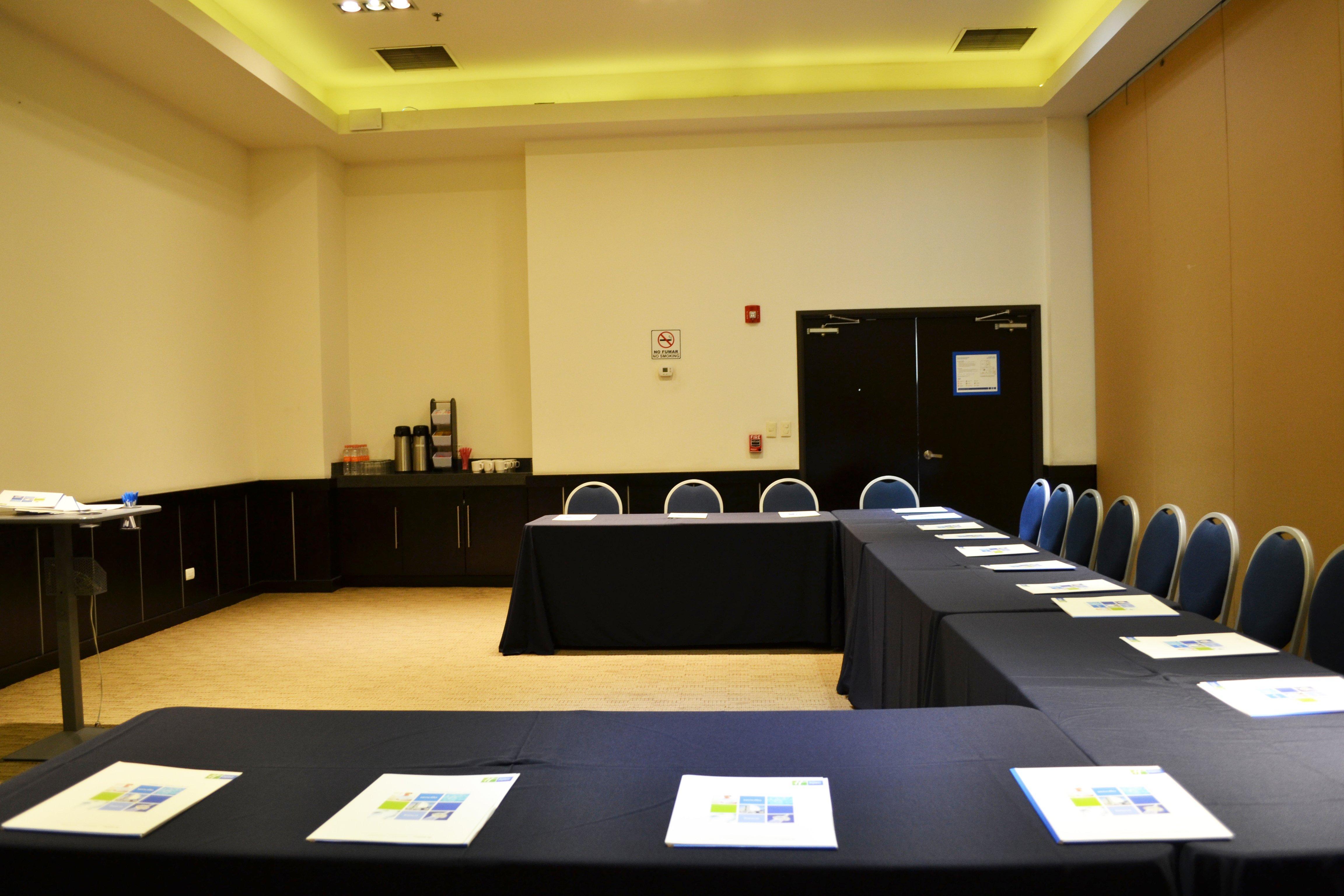 Holiday Inn Express Guaymas By Ihg Bagian luar foto A meeting room at the hotel
