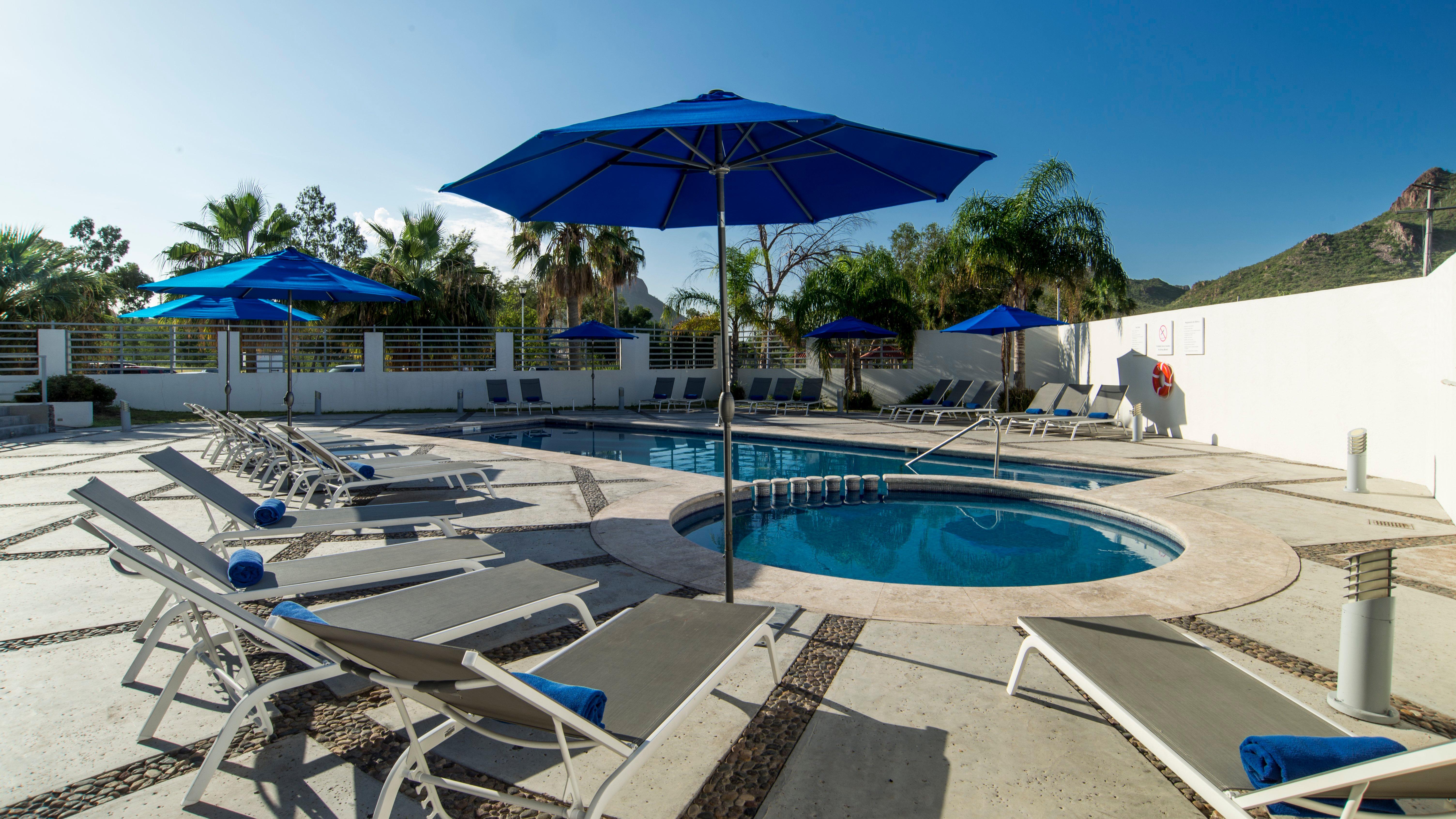 Holiday Inn Express Guaymas By Ihg Bagian luar foto Hotel's pool