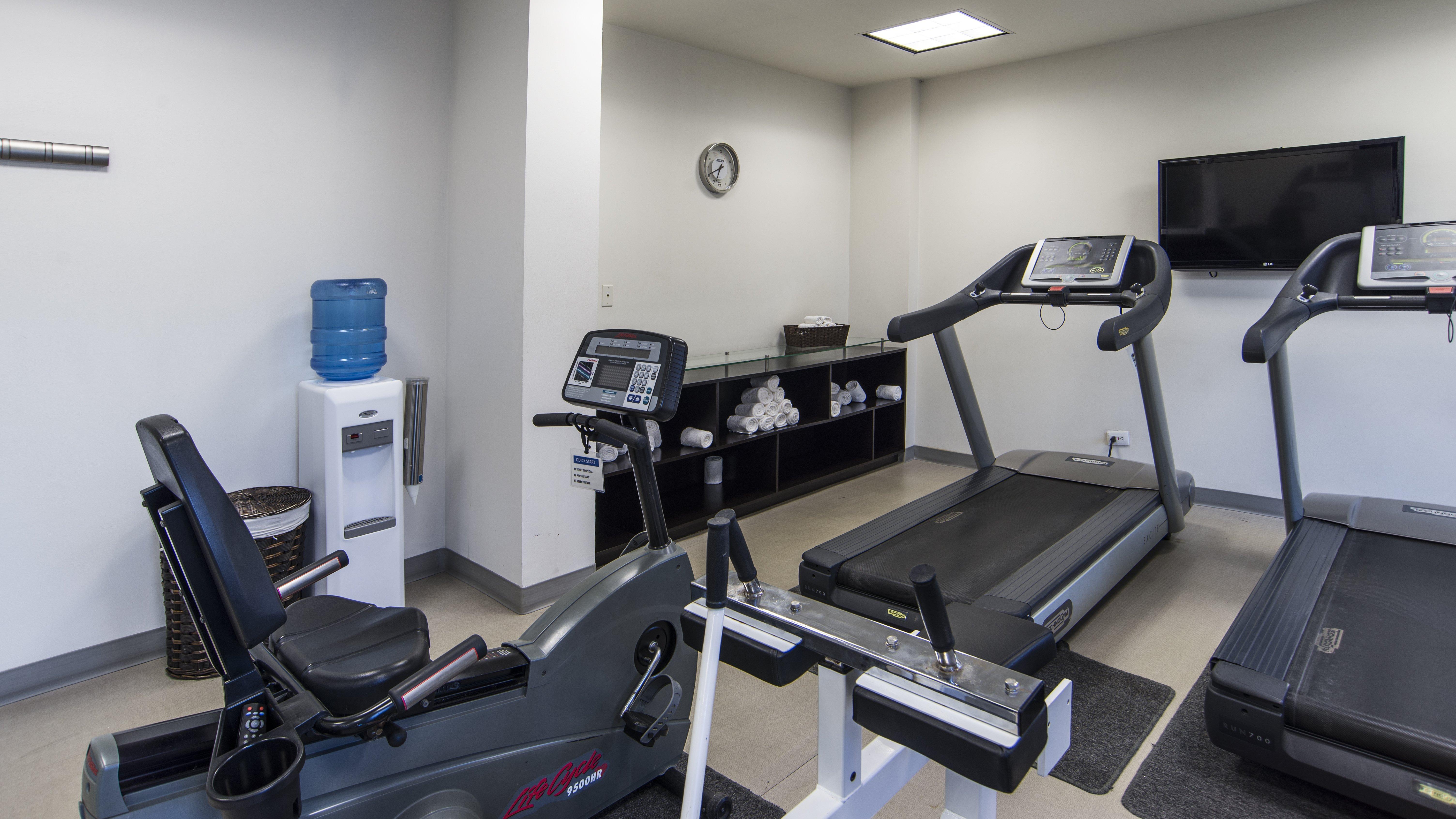Holiday Inn Express Guaymas By Ihg Bagian luar foto A treadmill in a gym