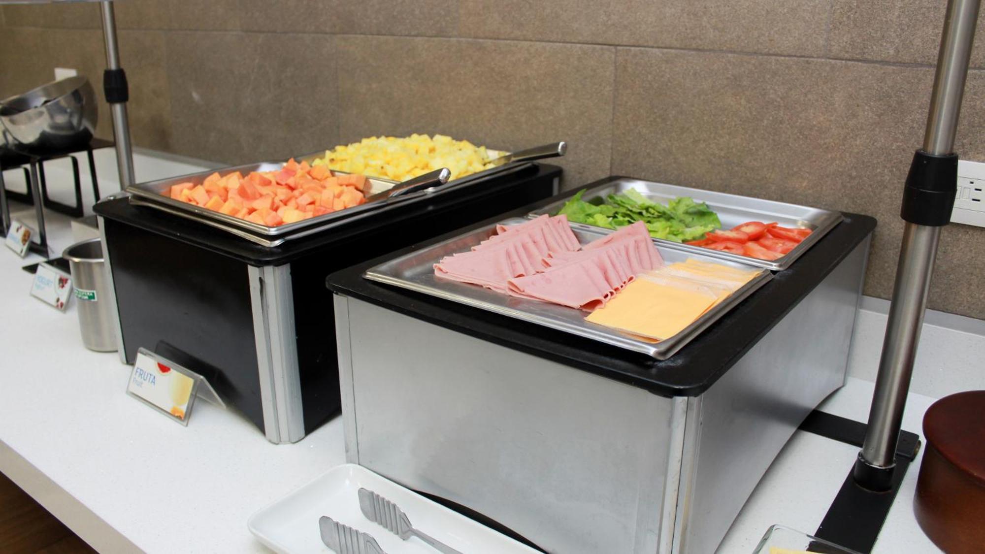 Holiday Inn Express Guaymas By Ihg Bagian luar foto A chafing dish