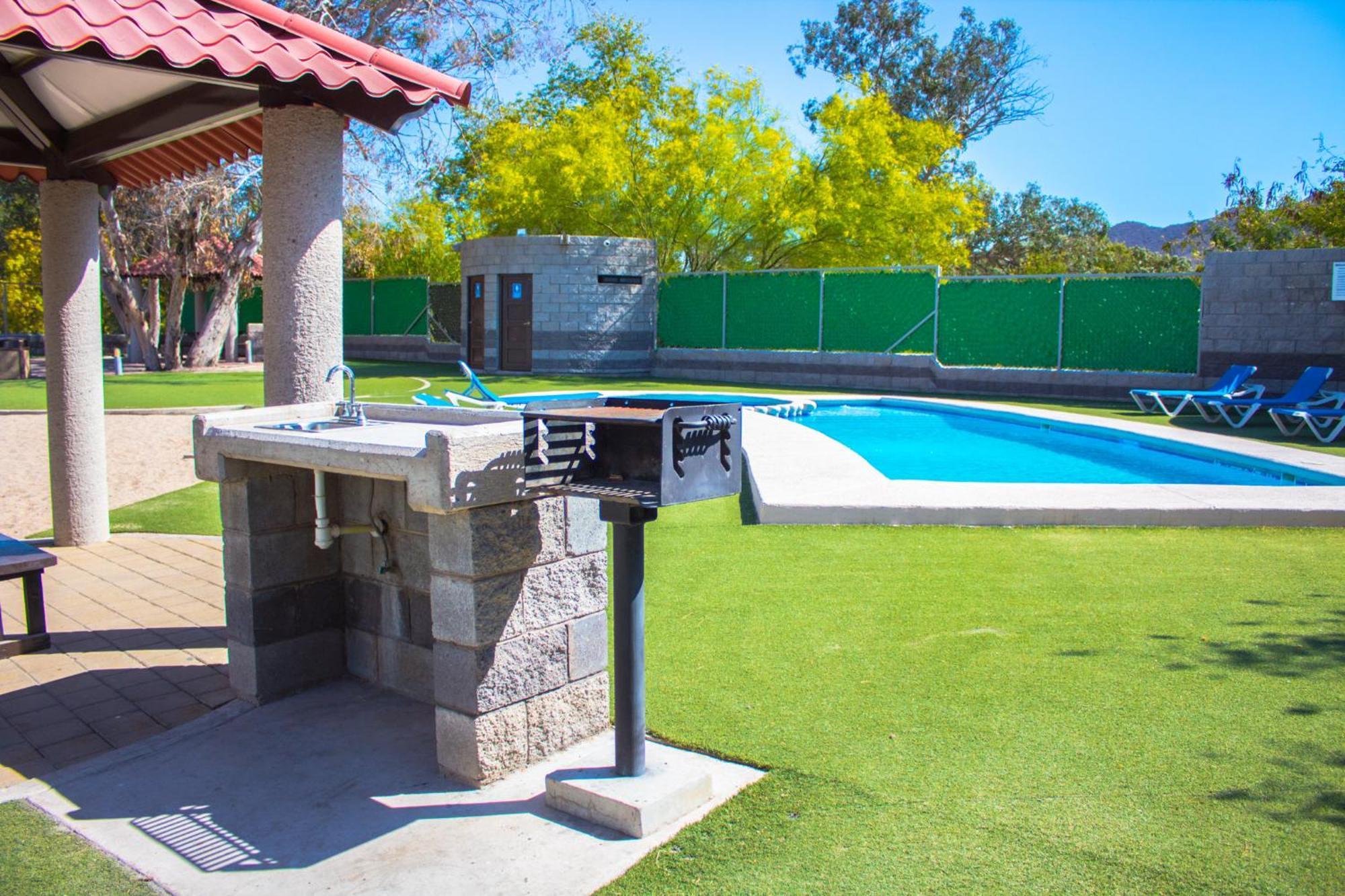 Holiday Inn Express Guaymas By Ihg Bagian luar foto A typical poolside barbecue in Chile